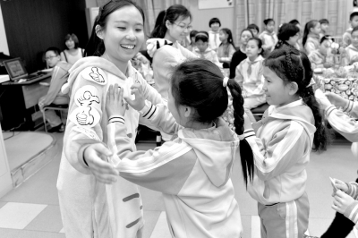 北京東四十條小學學生自制防霾裝備當寒假作業