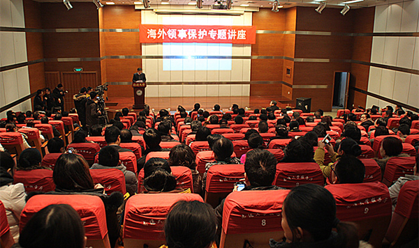 黃屏傳經(jīng)新僑之鄉(xiāng) 為當(dāng)?shù)貎S商闡述海外領(lǐng)事保護(hù)要領(lǐng)