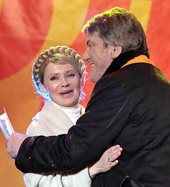 Ukrainian President Viktor Yushchenko greets sacked Prime Minister Yulia Tymoshenko during a huge rally at the Independence Square in Kiev, November 22, 2005.
