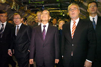 Premier Wen Jiabao (C) tours an A380 Airbus plane with Airbus Chief Executive Gustav Humbert (2nd R), head of the A380 programme Charles Champion (R), EADS Co-Chief Executive Noel Forgeard (2nd L) and French Foreign Minister Philippe Douste-Blazy (L) at the Airbus plant in Toulouse December 4, 2005.