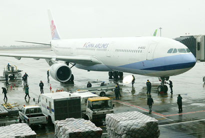 Taiwan's China Airlines charter flight 585 touched down at Shanghai's Pudong Airport at 10:34 am on Friday, signalling the first charter flight across the Taiwan Straits for this year's Spring Festival.