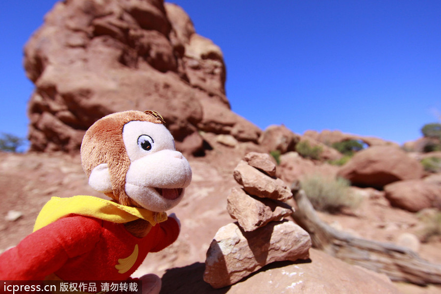 玩具猴環球之旅各大景點合影留念