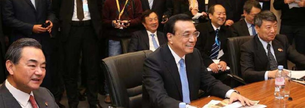 李克強(qiáng)與華為員工交談