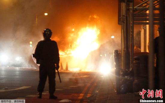英國(guó)倫敦北部騷亂 300人圍攻警局8名警員受傷