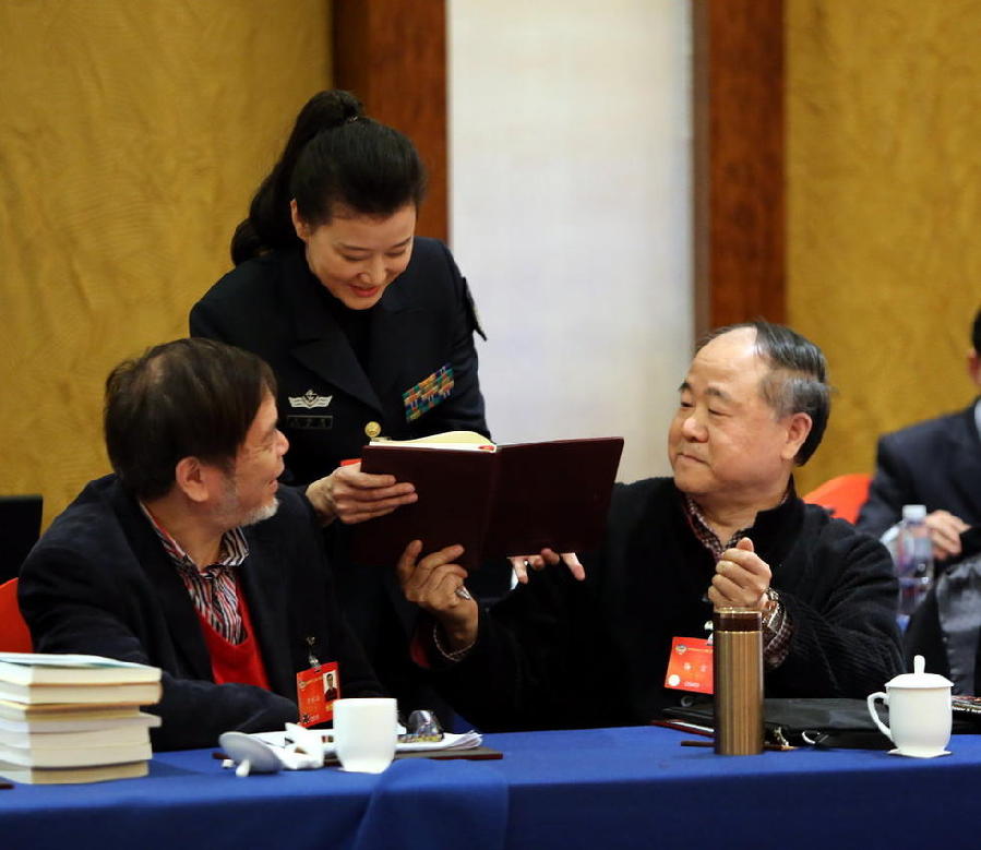 宋祖英利用會(huì)議間隙 向莫言索要畫冊(cè)簽名