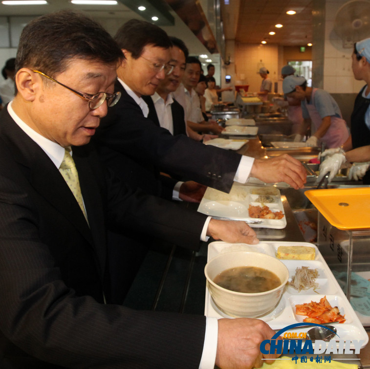 韓首爾大學校長吃食堂 緩解學生對飯菜漲價不滿（圖）