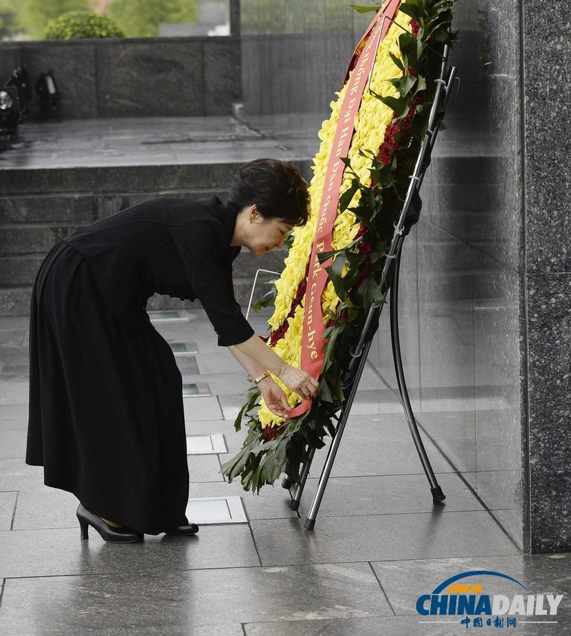 樸槿惠到訪越南 向越前主席胡志明墓地獻(xiàn)花（組圖）