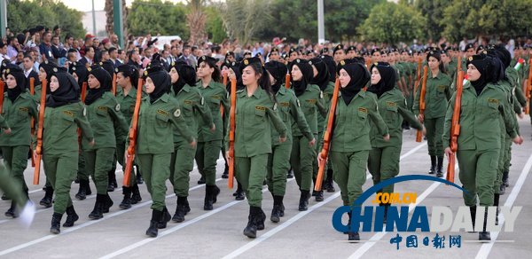 巴勒斯坦第一批女兵獲學士學位 手握木槍接受檢閱
