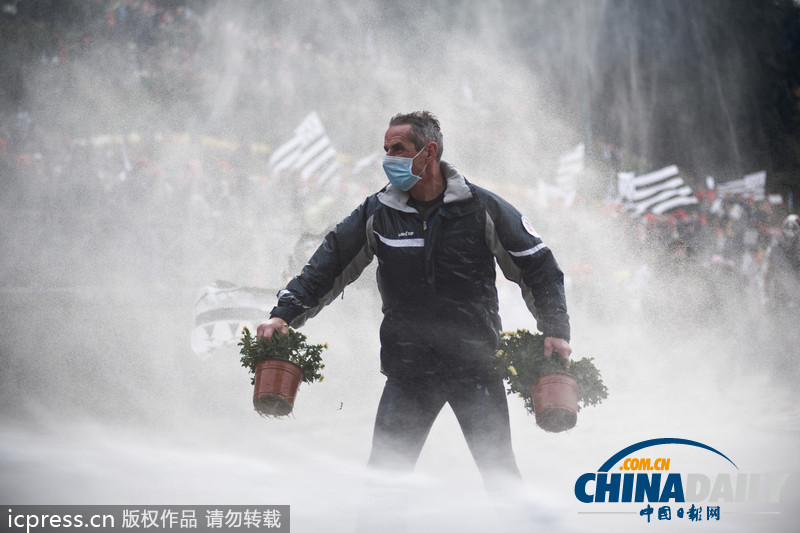 法國民眾游行抗議失業和污染稅 與警察發生沖突
