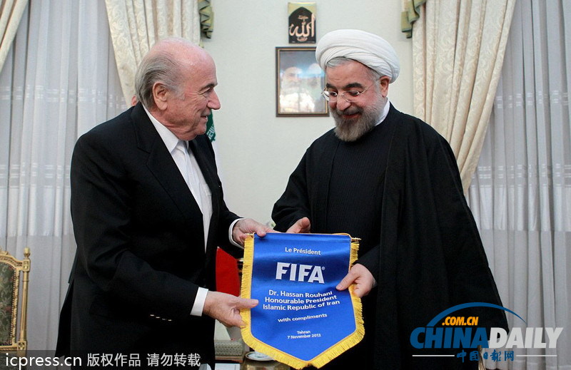 伊朗總統會見FIFA主席 并接受錦旗