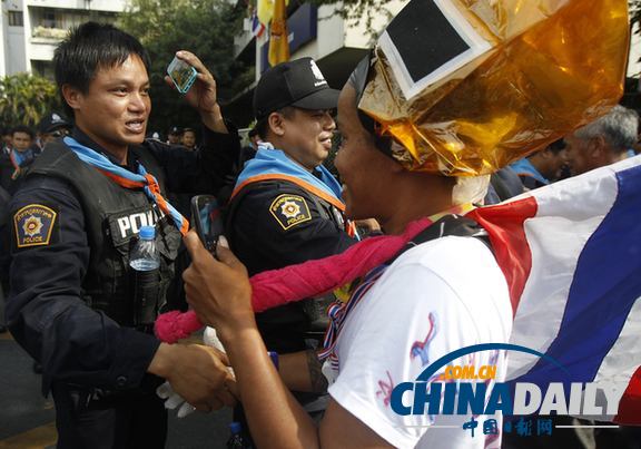 泰國數百名示威者闖入總理府 警察未阻攔