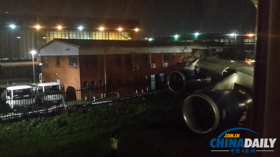 英國(guó)航空客機(jī)在南非機(jī)場(chǎng)撞樓 4人受傷