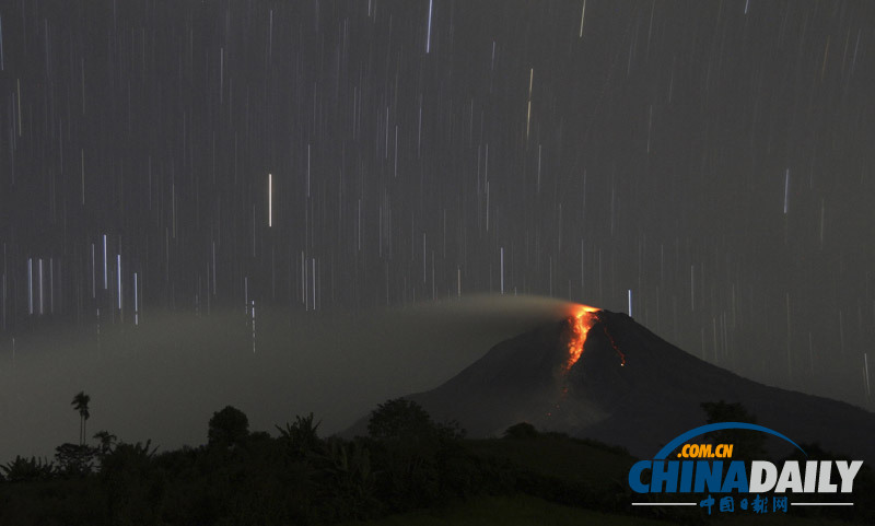 印尼火山巖漿噴涌而出 長曝光照片展現“流星雨”
