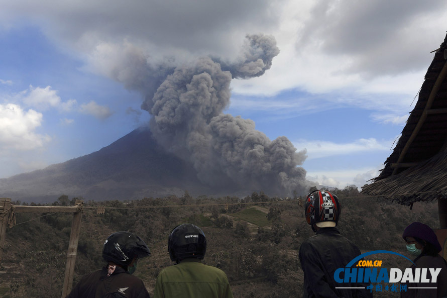 組圖:印尼錫納朋火山持續噴發 煙塵滾滾遮天蔽日