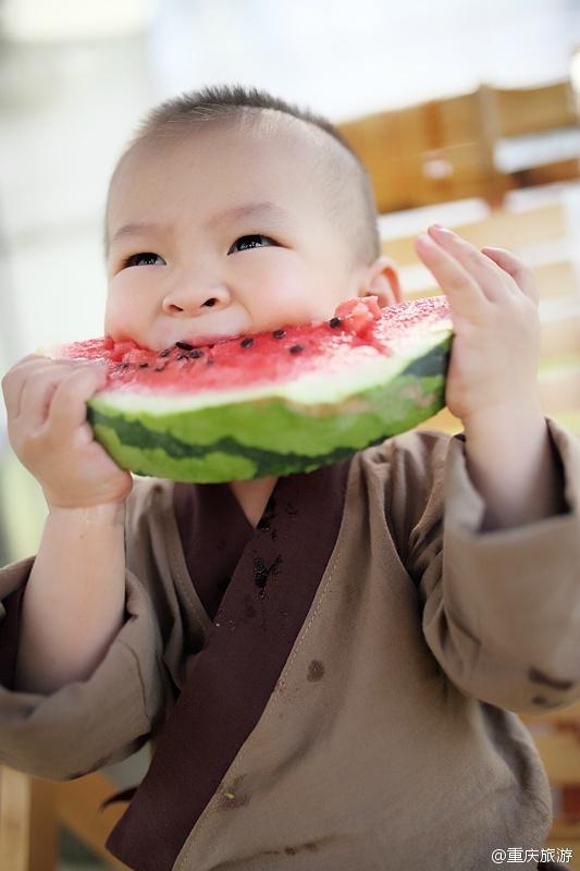 2歲萌娃吆喝自家西瓜 這個“瓜娃子”要火?。ńM圖）