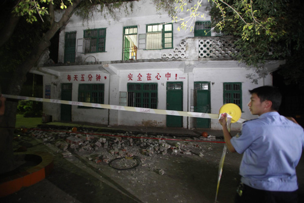 27 pupils injured in school guardrail collapse