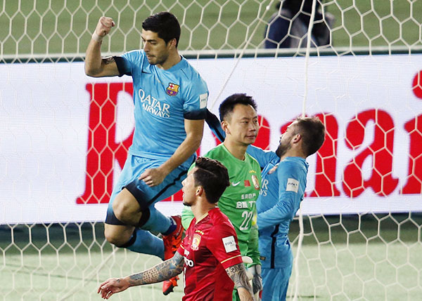 Suarez scores hat-trick as Barcelona stroll into final